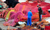 Algiers / Alger - Algeria: fishermen mending fishing nets - fishing harbour| rapiceurs de filets de pche - rparation des filets de pche - Mle de Pche - photo by M.Torres