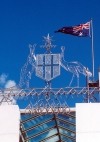 Australia - Canberra (ACT): New Parliament House - coat of arms and flag - photo by M.Torres