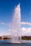 Australia - Canberra / Camberra (ACT): Captain Cook Memorial Jet - water jet  and National Library - Lake Burley Griffith - photo by M.Torres