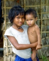 Cambodia / Cambodje - Siem Reap - Chong Khneas: Vietnamese floating village - Sister and brother greet visitors to their village, albeit cautiously (photo by R.Eime)