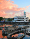 Moroni, Grande Comore / Ngazidja, Comoros islands: dusk on the old dhow port and the Old Friday Mosque - Port aux Boutres et l'Ancienne mosque du Vendredi - photo by M.Torres