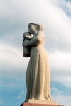 Corsica / Corse - Corsica - Ile Rousse: waiting for the return of the seafarers - statue in the harbor - mother and baby (photo by M.Torres)