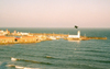 Scarborough, North Yorkshire, England: over the North Sea - lighthouse - photo by Miguel Torres