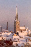 Estonia - Tallinn: Old Town and St. Olav's church / St. Olaf / Tallinna vanalinn ja Oleviste kirik - Gothic church named after the Norwegian king Olav II Haraldsson - Eesti Evangeeliumi Kristlaste ja Baptistide Liit - snow covered roofs  - old town - Unesco World Heritage (photo by M.Torres)