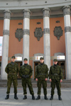 Estonia - Tallinn: Estonian soliers (photo by C.Schmidt)