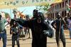 Bissau, Guinea Bissau / Guin Bissau: Amlcar Cabral Avenue, Carnival, monster / Avenida Amilcar Cabral, Carnaval, monstro - photo by R.V.Lopes