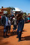 Bissau, Guinea Bissau / Guin Bissau: 3 de Agosto Avenue, Carnival, parade, mask of a portuguese policeman from the colonial period / Avenida do 3 de Agosto, carnaval, desfile, mscara polcia portugus do perodo colonial - photo by R.V.Lopes