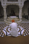 Amritsar (Punjab): Sikh pilgrim praying the Golden Temple - Harimandir Sahib or Darbar Sahib - religion - Sikhism - photo by W.Allgwer