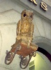 Latvia / Latvija - Riga: an owl guarding Valters un Rapa bookshop - Aspazijas bulvaris / puce - gramatu veikals (photo by Miguel Torres)