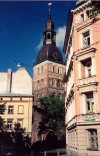 Latvia / Latvija - Riga: narrow angle of the Dom church - Biskapa gate - Rigas Doms (photo by Miguel Torres)