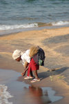 Lake Nyasa, Malawi: woman by the shore - photo by D.Davie