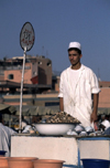 Morocco / Maroc - Marrakesh: Arab man selling snails as a snack - Place Djemaa el Fna (photo by F.Rigaud)