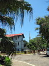 Mozambique / Moambique - Maputo / Loureno Marques / MPM : the Iron House, designed by Eiffel, with the Cathedral in the background - Casa de Ferro, projecto de Eiffel (avenida Samora Moiss Machel, antiga avenida D. Lus) - photo by G.Frysinger