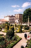 Portugal - Barcelos: manicured gardens - jardins - photo by M.Durruti