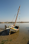 Portugal - Sarilhos Pequenos: time takes its toll - old boat / velho barco - photo by M.Durruti