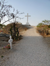 Sngal - Joal-Fadiouth: cimetire - croix sur un monticule de coquille - photographie par G.Frysinger