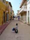 Sngal - Saint Louis: enfant de rue - photographie par G.Frysinger