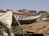 Sngal - Saint Louis: village de pcheurs - bateau de pche - photographie par G.Frysinger