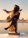 Sweden - Stockholm: statue of Evert Axel Taube, author, composer and singer / skulptur (photo by M.Torres)