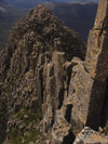 Tasmania - Cradle Mountain - Lake St Clair National Park: Overland Track - columns on a ridge (photo by M.Samper)