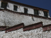 Tibet - Gyantse: windows of the fortress - photo by M.Samper