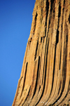 Devils Tower National Monument, Wyoming: detail of the mostly hexagonal columns of phonolite porphyry - the redness of the rocks is due to the oxidization of minerals - photo by M.Torres