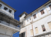 Stone Town / Mji Mkongwe, Zanzibar, Tanzania: corner - balcony of the People's Bank - small square behind the Fort - Soko Muhogo area - photo by M.Torres